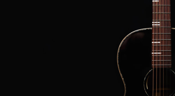 黑色原声吉他与文本复制空间。空背景下的专业乐器图片下载