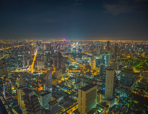 曼谷城市全景鸟瞰图，有许多灯光和摩天大楼图片下载