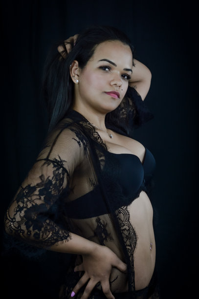 一个美丽的年轻的巴西女人在内衣的肖像，一只手在她的臀部，另一只在她的头发图片下载