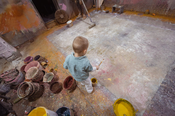 小男孩在爸爸的工作室里玩耍图片下载