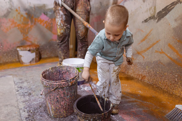 小画家在爸爸的工作室里作画图片下载