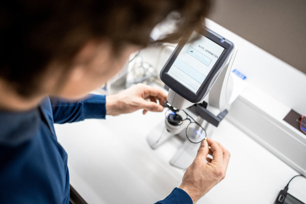 修理眼镜的人在光学股票照片图片下载