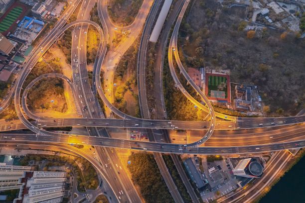 天津城市景观鸟瞰图，被建筑物包围图片下载