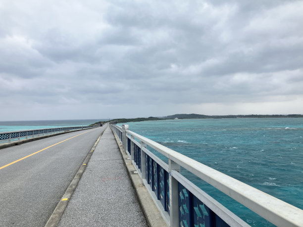 宫古岛位于冲绳岛，那里是海滩爱好者的天堂，有着无暇的白色沙滩。从那霸乘飞机只需50分钟，宫古岛是一个迷人的地方，当你凝视着无边无际的蓝色大海时，让你的烦恼烟消云散。图片下载