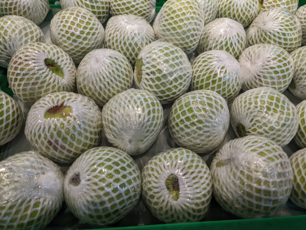 超市货架上的水果和蔬菜的特写照片。图片下载