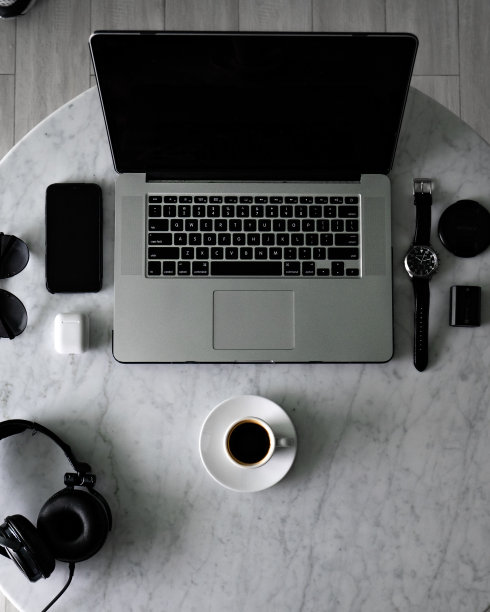 俯视图，一杯浓缩咖啡放在桌子上，笔记本电脑和手机，上面有配件图片下载