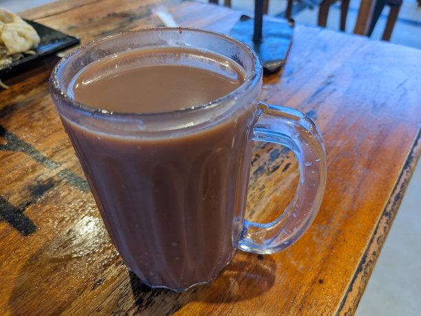 木桌上奶茶的特写照片。图片下载