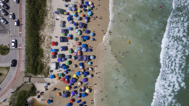 带着雨伞的绿水海滩图片下载