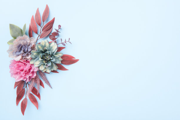 母亲节快乐，妇女节，情人节或生日彩色背景。花平铺贺卡模板与美丽的丝绸花。图片下载