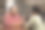 成熟男人向妻子展示智能手机。库存图片图片下载
