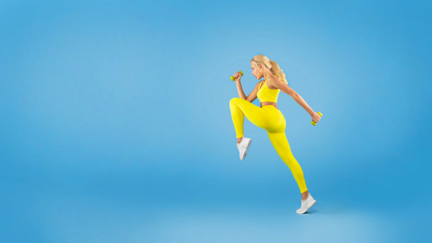 年轻女子锻炼哑铃孤立在蓝色背景图片下载