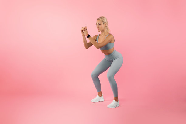 坚定的年轻女子做深蹲锻炼图片下载