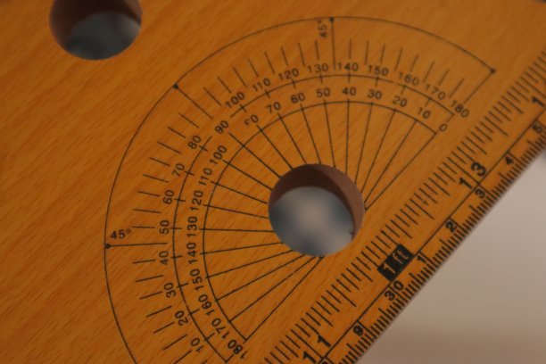 手动工作台上的测量仪器图片下载