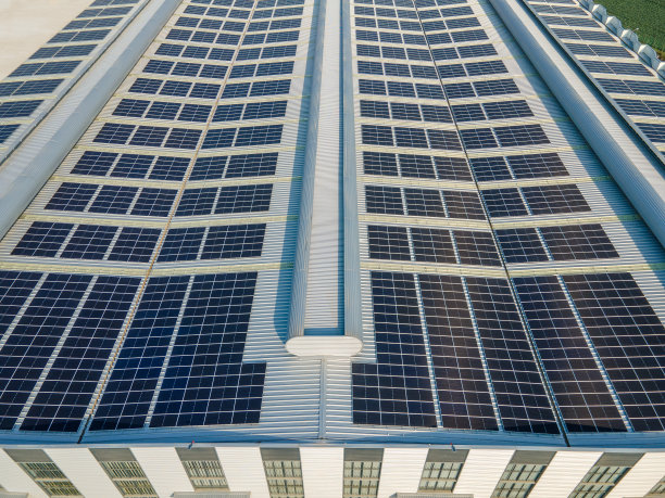厂房屋顶上的新型太阳能电池板图片下载