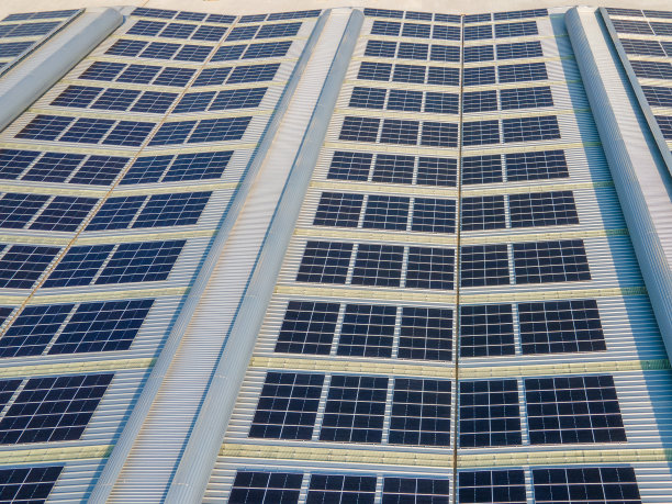 厂房屋顶上的新型太阳能电池板图片下载