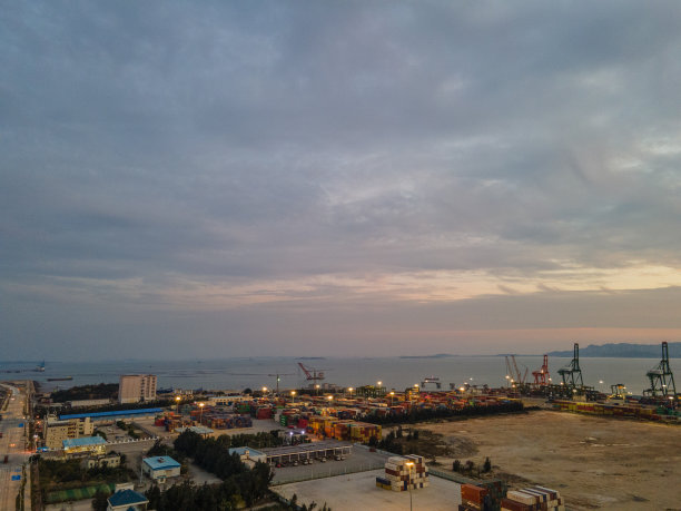 日落时分的货柜码头鸟瞰图图片下载