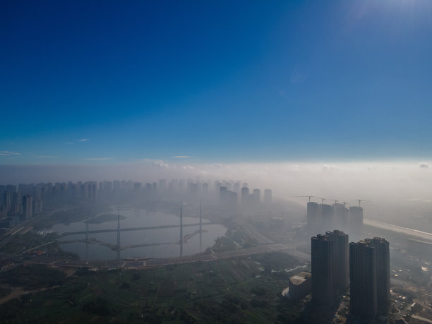 晨雾中城市建筑的鸟瞰图图片下载