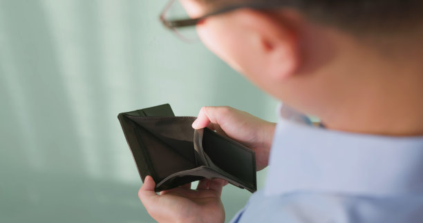 男人看空钱包图片下载