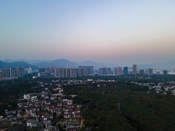 日落时城市建筑的鸟瞰图图片下载