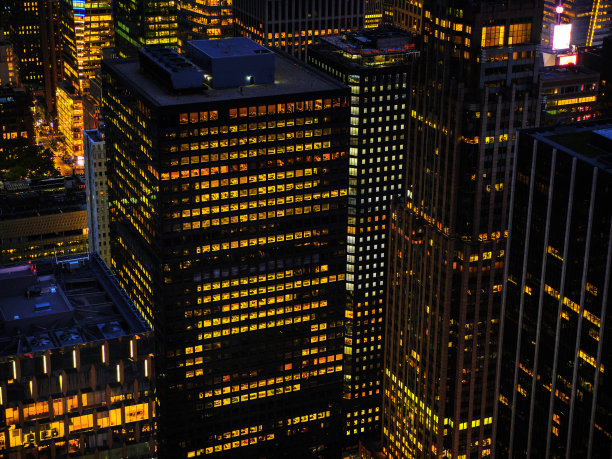 夜间纽约曼哈顿地区天际线的鸟瞰图图片下载