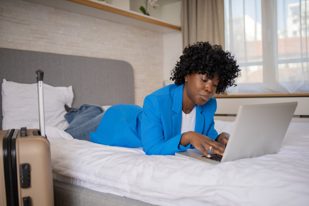 在酒店房间里的女商人图片下载