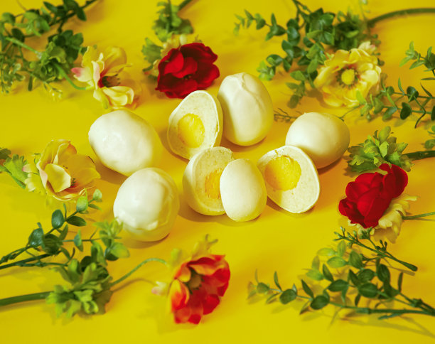 复活节快乐。复活节图片与手工鸡蛋在黄色的背景与鲜花。节日贺卡。烘焙复活节彩蛋是复活节蛋糕的有趣替代品。新趋势图片下载