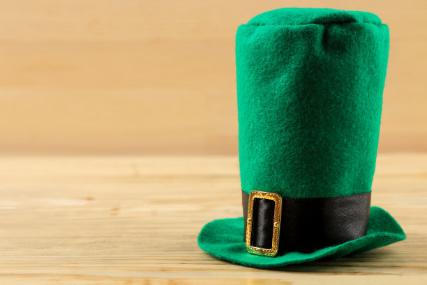 圣帕特里克节。庆祝。绿色的小妖精帽子在自然的木制背景。发短信的地方。自由空间图片下载