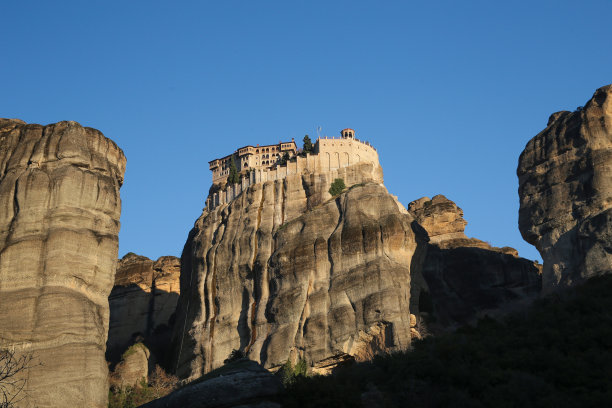 希腊卡拉帕卡城岩石上的梅托拉修道院教堂图片下载
