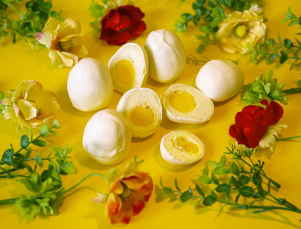 复活节快乐。复活节图片与手工鸡蛋在黄色的背景与鲜花。节日贺卡。烘焙复活节彩蛋是复活节蛋糕的有趣替代品。宗教节日图片下载
