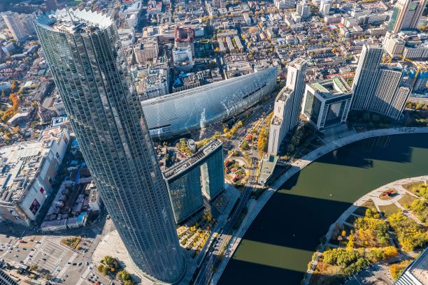 天津城市景观鸟瞰图，被建筑物包围图片下载