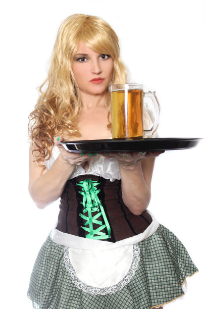 白人酒馆女服务员拿着一杯啤酒孤立在白色背景图片下载