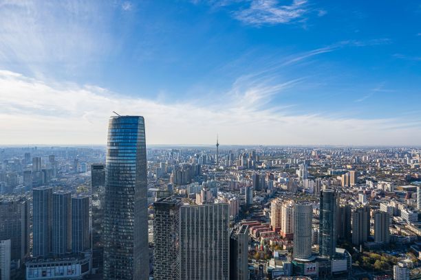 天津城市景观鸟瞰图，被建筑物包围图片下载