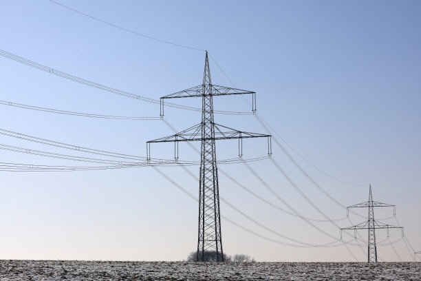 德国南部高压电线电缆输送电力的电力塔视图图片下载