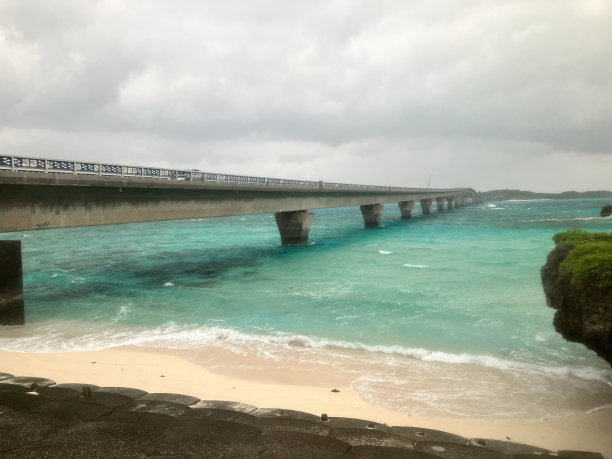 宫古岛位于冲绳岛，那里是海滩爱好者的天堂，有着无暇的白色沙滩。从那霸乘飞机只需50分钟，宫古岛是一个迷人的地方，当你凝视着无边无际的蓝色大海时，让你的烦恼烟消云散。图片下载