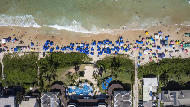 带着雨伞的绿水海滩图片下载