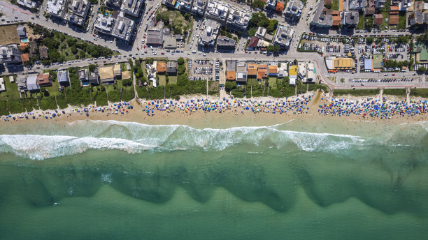 带着雨伞的绿水海滩图片下载
