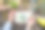 女子与卡片和植物叶子在木桌，俯视图。手工工艺大师班图片下载