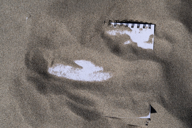 沙子里的速写本图片下载