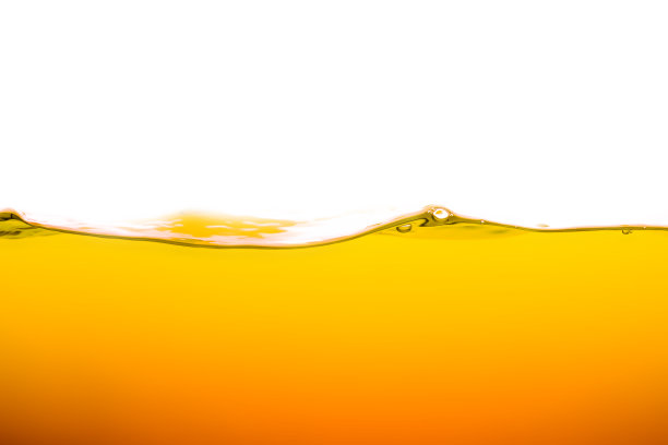 橙汁被隔离在白色背景上。健康新鲜饮品，天然波浪。特写视图。图片下载