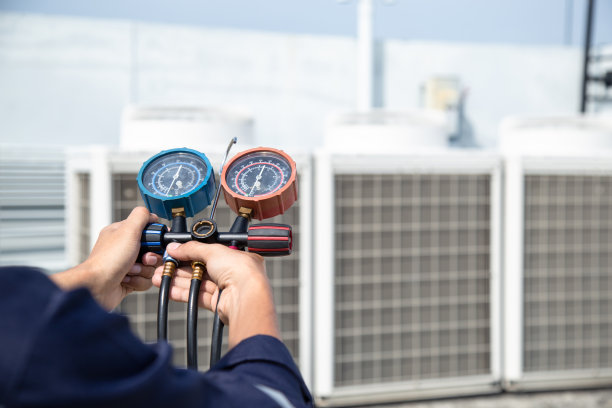 技术人员正在检查空调，测量设备充装空调，维修空调。图片下载