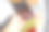 女子在灰色沙发上五颜六色的样品中挑选布料，特写图片下载