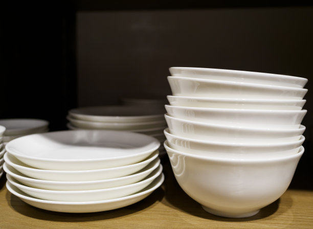 白色陶瓷蝴蝶结和小盘图片下载