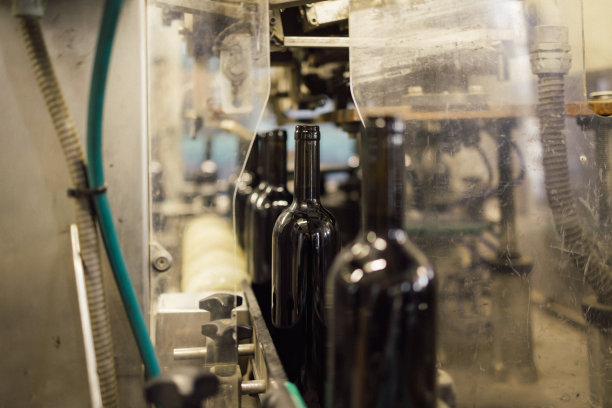 葡萄酒工厂的装瓶图片下载