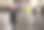 一个女人提着纸袋走在市区，享受着购物的乐趣。图片下载