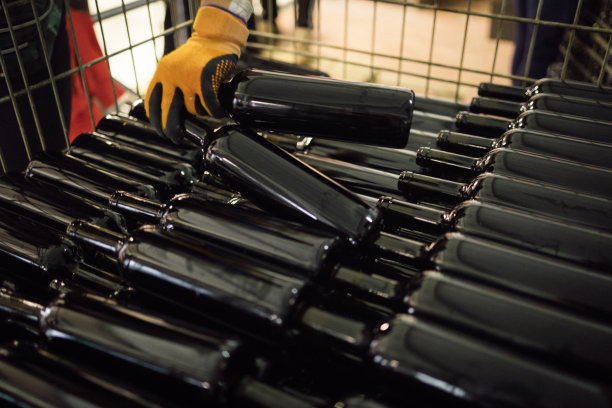 葡萄酒工厂的装瓶图片下载