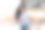 独自在家中的乐趣：快乐的女人在厨房里唱歌跳舞，把电器当成麦克风图片下载