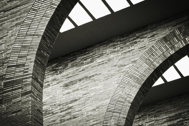 抽象的现代建筑，砖砌的拱门和墙壁，带有天窗，曲线，黑白图片下载