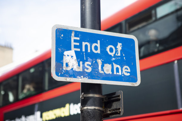 公共汽车车道标志和移动的公共汽车图片下载