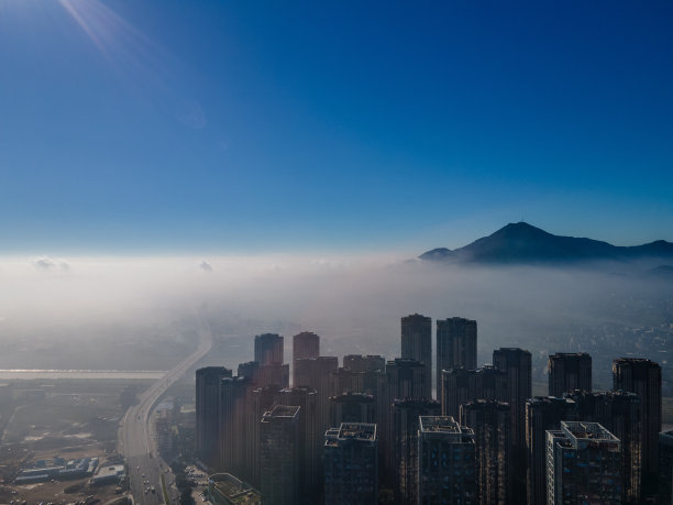 晨雾中城市建筑的鸟瞰图图片下载