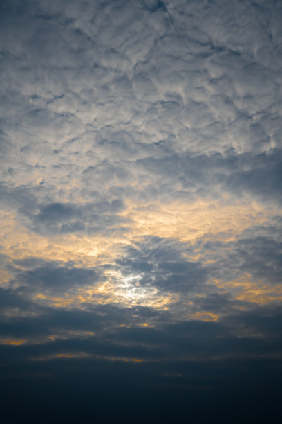 阳光下的云图片下载